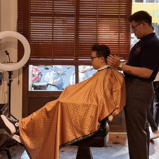 barber, barbershop, tiệm tóc nam, cắt tóc nam, tiệm hớt tóc, hớt tóc nam, tóc nam đẹp, tiệm cắt tóc quận 3, tiệm tóc quận 10, tiệm tóc quận 5, tóc nam lịch sự, tóc nam cổ điển, tóc nam đi tiệt, cắt tóc nam ở đâu, tạo kiểu tóc, sấy tóc, cắt tóc, tóc nam sành điệu, tóc đẹp quận 3, nhuộm tóc nam, uốn tóc, ép side, sidepart, longtrim, buzzcut, tóc chải, pomade, undercut, pompadour, gentleman