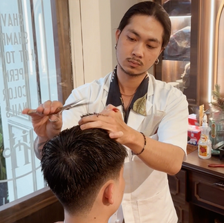 cạo râu khăn nóng, barber, barbershop, tiệm tóc nam, cắt tóc nam, tiệm hớt tóc, hớt tóc nam, tóc nam đẹp, tiệm cắt tóc quận 3, tiệm tóc quận 10, tiệm tóc quận 5, tóc nam lịch sự, tóc nam cổ điển, tạo kiểu tóc, sấy tóc, cắt tóc, tóc nam sành điệu, tóc đẹp quận 3, nhuộm tóc nam, uốn tóc, ép side, sidepart, buzzcut, tóc chải, pomade, undercut, pompadour, 