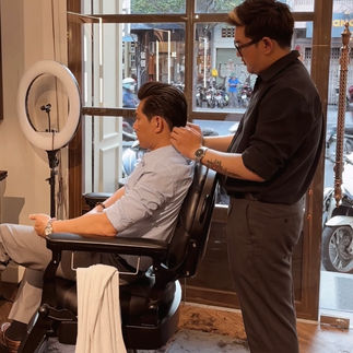 barber, barbershop, tiệm tóc nam, cắt tóc nam, tiệm hớt tóc, hớt tóc nam, tóc nam đẹp, tiệm cắt tóc quận 3, tiệm tóc quận 10, tiệm tóc quận 5, tóc nam lịch sự, tóc nam cổ điển, tóc nam đi tiệt, cắt tóc nam ở đâu, tạo kiểu tóc, sấy tóc, cắt tóc, tóc nam sành điệu, tóc đẹp quận 3, nhuộm tóc nam, uốn tóc, ép side, sidepart, longtrim, buzzcut, tóc chải, pomade, undercut, pompadour, gentleman,