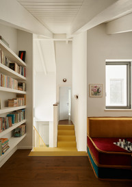 חלל המדרגות מחבר את חדר המשפחה לחלל הציבורי