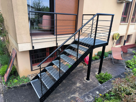 photo de la création d'un escalier extérieur et d'un garde corps pour accès au jardin.