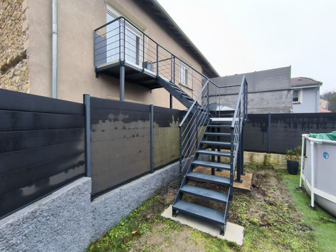 création, fabrication et installation d'un escalier sur mesure en extérieur et d'un balcon sur mesure.