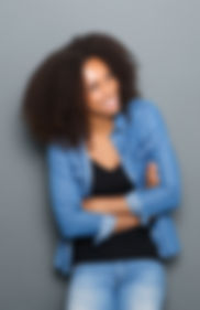Jeune femme avec les bras croisés
