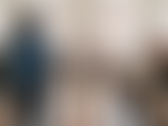 “Bambini e ragazzi sorridenti in un laboratorio teatrale con il loro insegnante: un momento di gioco, relazione ed espressione.”