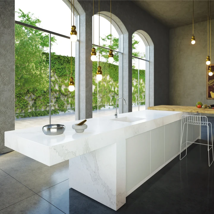 シーザーストーンは、約90%が天然素材のクォーツで構成されています。クォーツは天然素材でありながら、汚れ、傷、ひび割れ、水に強く、汚れやすさ、もろさといった天然素材の欠点を克服しつつ、天然石の質感や風合いを最大限に活用できる素材です。表面のモース硬度が6.5〜7というクォーツは最も硬い鉱物の一つで、傷、磨耗、割れに強く、表面の艶の変化が起こりにくい素材です。傷に汚れが入りにくいので衛生面でも高く評価されています。表面に空隙(小さな穴)がないので、吸収率の低い素材です。細菌の繁殖の原因になる水分や汚れの染み込みが少なく、多孔質な天然石にくらべ、簡単なお手入れで美しく清潔に衛生的な状態が、半永久的に続きます。 COMFORT クォーツストーン ボウクスの約90%が天然素材のクォーツで構成されているシーザーストーンを使った空間