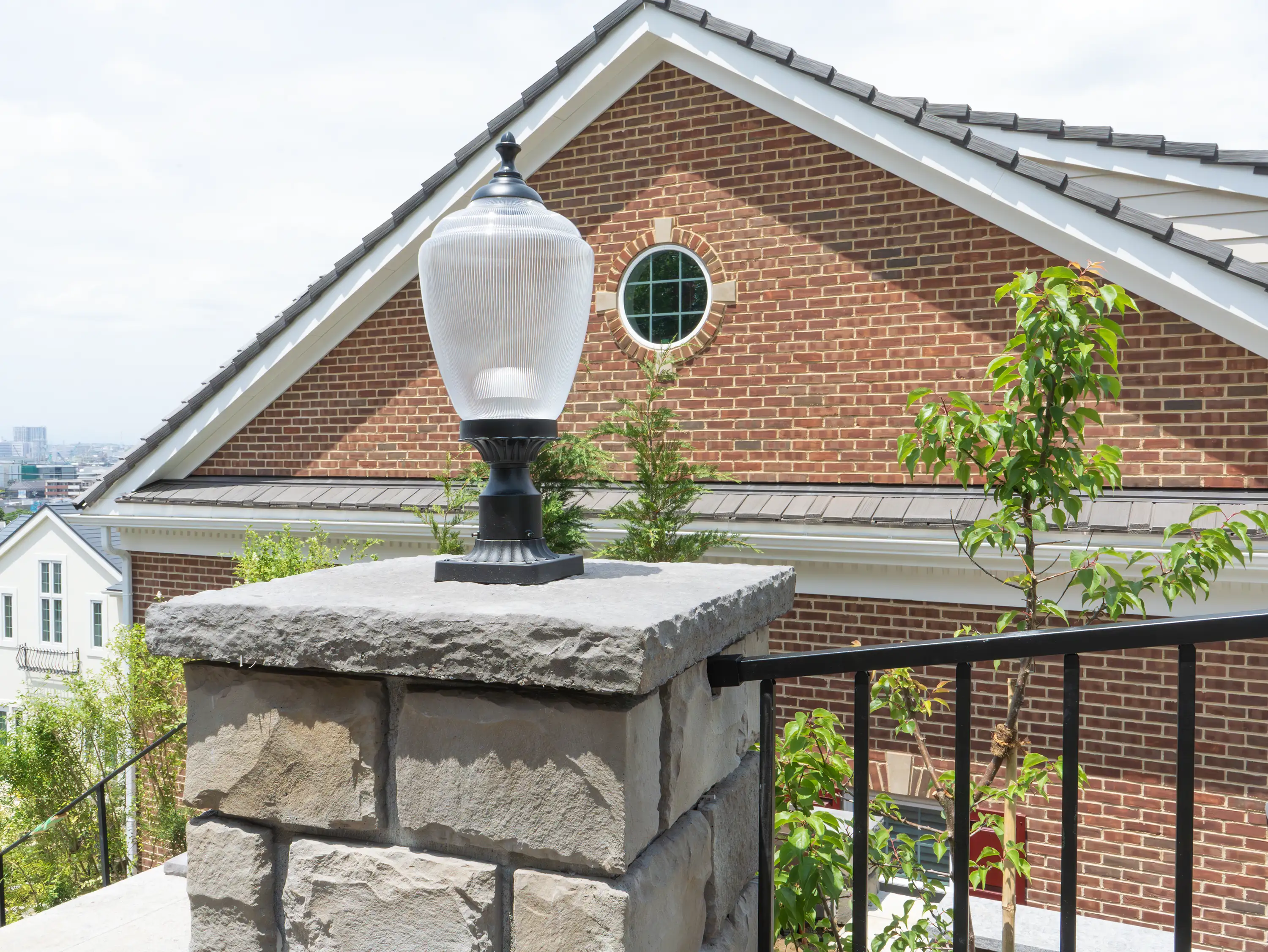 笠木を使用した事例 雨垂れ防止