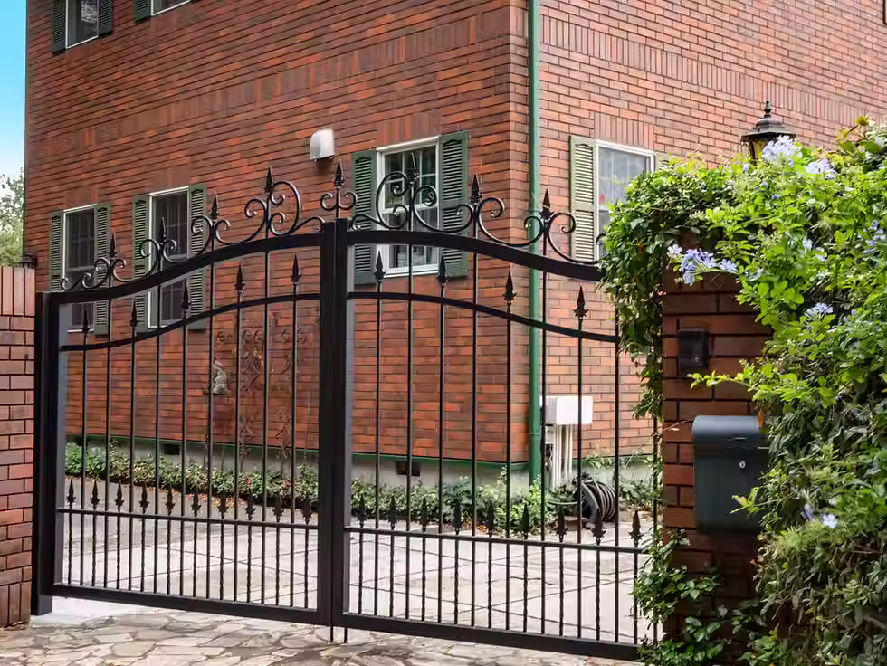神奈川で叶える特注門扉と手すりのデザイン施工