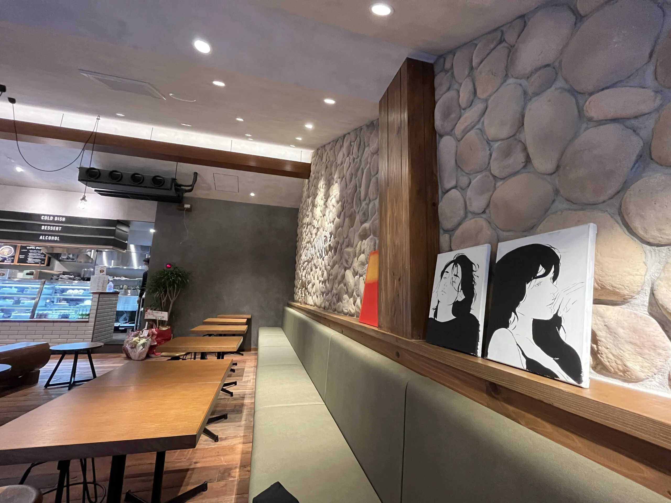 CAN'STONE「リバーロック（RIV）」カフェ内装壁 川石調の擬石・壁材 ストーンタイル