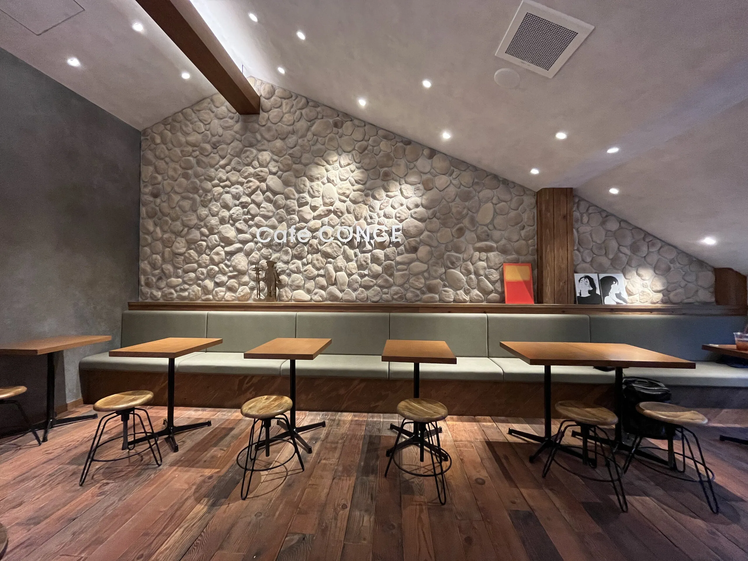 CAN'STONE「リバーロック（RIV）」カフェ内装壁 川石調の擬石・壁材 ストーンタイル