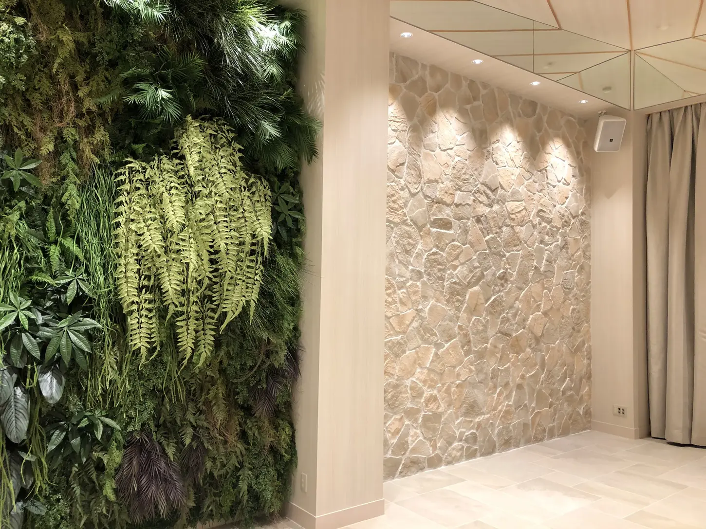 キャン’エンタープライゼズの自然石をモチーフにつくられた内外装壁材CAN’STONE – キャン’ストーン「クレマ(CRE)」を使った空間。