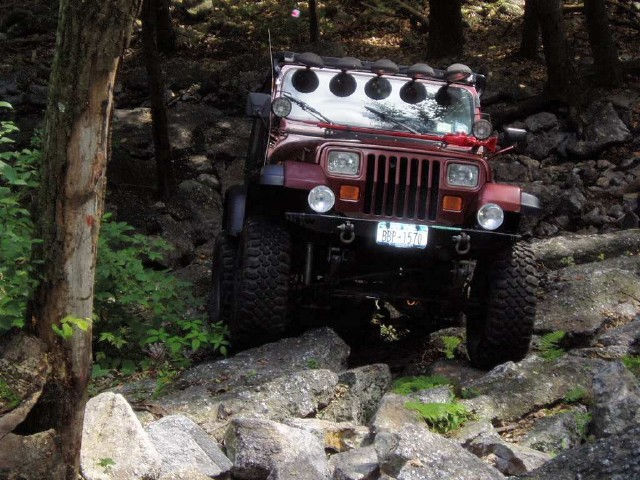 Red Jeep Wrangler rocks Long Island Off Road