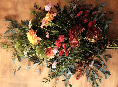 gerbe-deuil-saint-malo-fleurs-locales-champetre-cercueil-tombe-autel