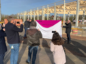 C'est officiel ! La première pierre de la nouvelle usine est posée.