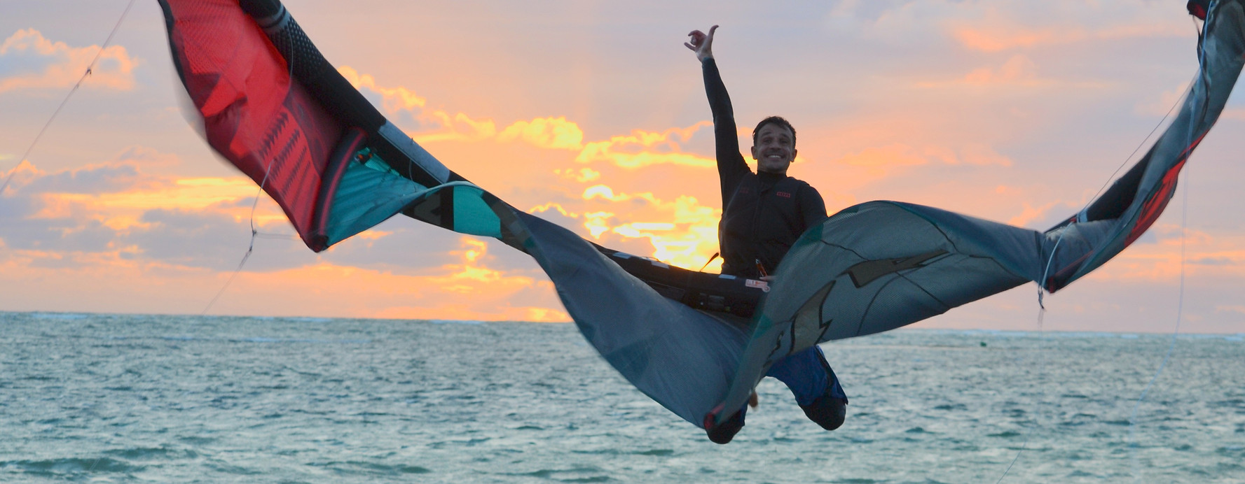 Suspendu entre ciel et mer, je capture l’instant où le vent devient mon allié. Sur cette photo, je m’élance dans les airs, une aile de kitesurf à la main, tandis que le soleil descend à l’horizon. L’océan en arrière-plan reflète des teintes dorées et orangées, créant une ambiance à la fois puissante et apaisante. Ce saut symbolise bien plus qu’un simple mouvement : c’est l’expression de la liberté, du dépassement de soi et de la connexion avec les éléments. Kitesurf, vent, mer et lumière se fondent en une seule image, illustrant l’essence même de l’aventure et du design graphique que j’aime transmettre à travers mes créations. Mots-clés SEO : kitesurf, coucher de soleil, saut kitesurf, mer, vent, liberté, sport nautique, photographie kitesurf, passion kitesurf, design et kitesurf