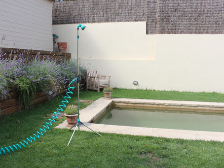 Descubre las duchas de jardín con cabezal abatible de The Garden People