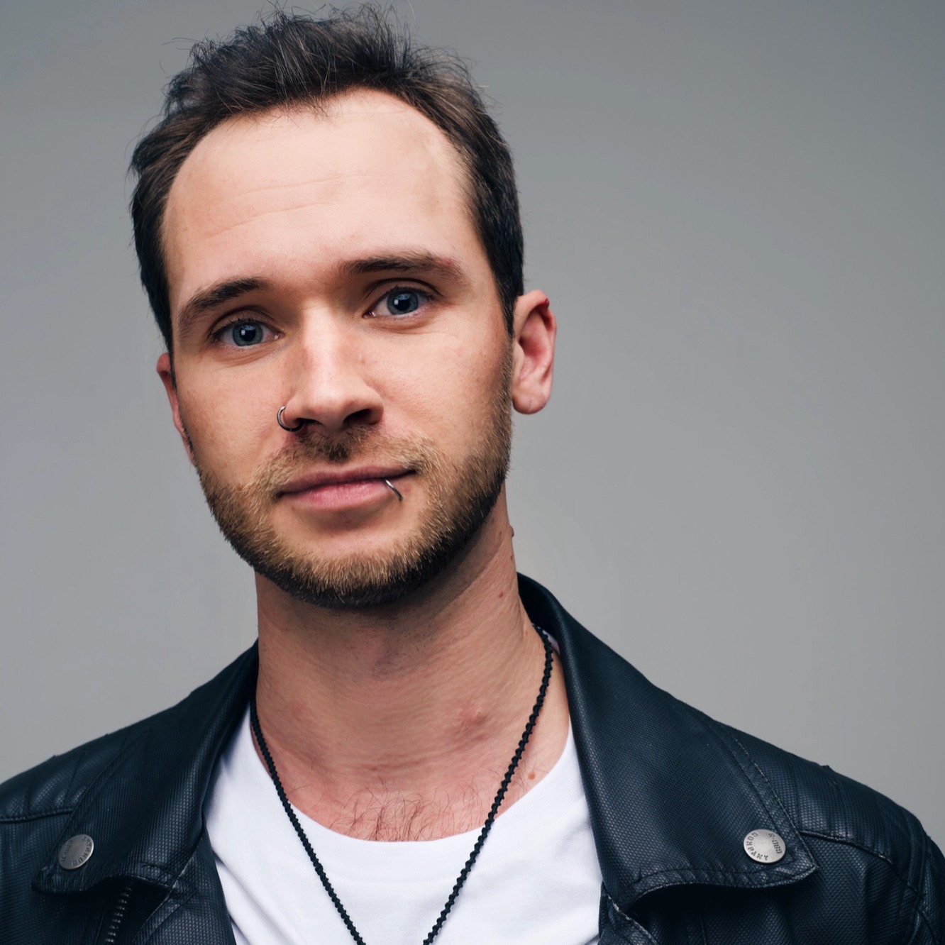 Давай российский исполнитель. Эрик Зенков. Эрик Зенков голос. Ушастый высокий российский певец. Gray певец российский.