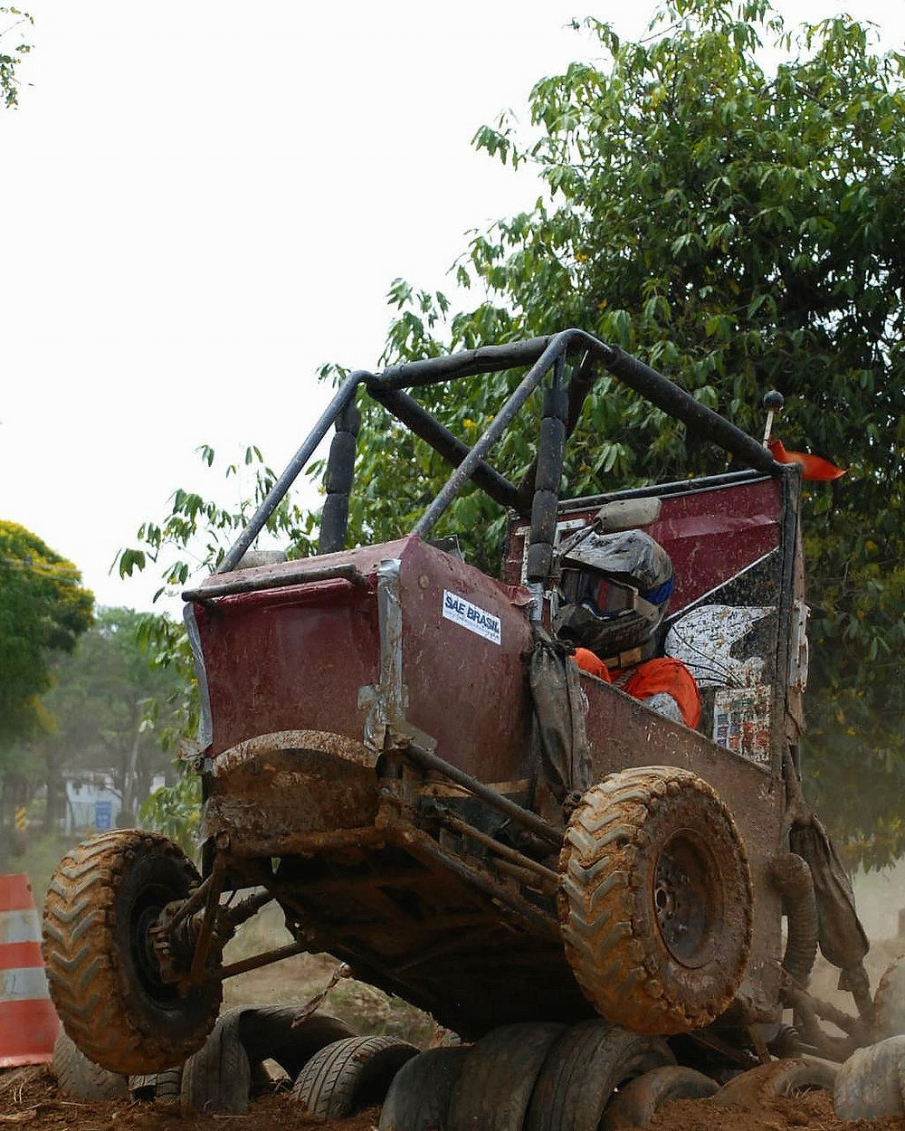 Veículo BAJA - UFSCar em pista de terra com obstáculos ENDURO BAJA SAE.