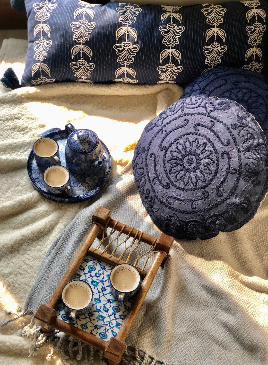 Round embroidered throwpillow | with filling