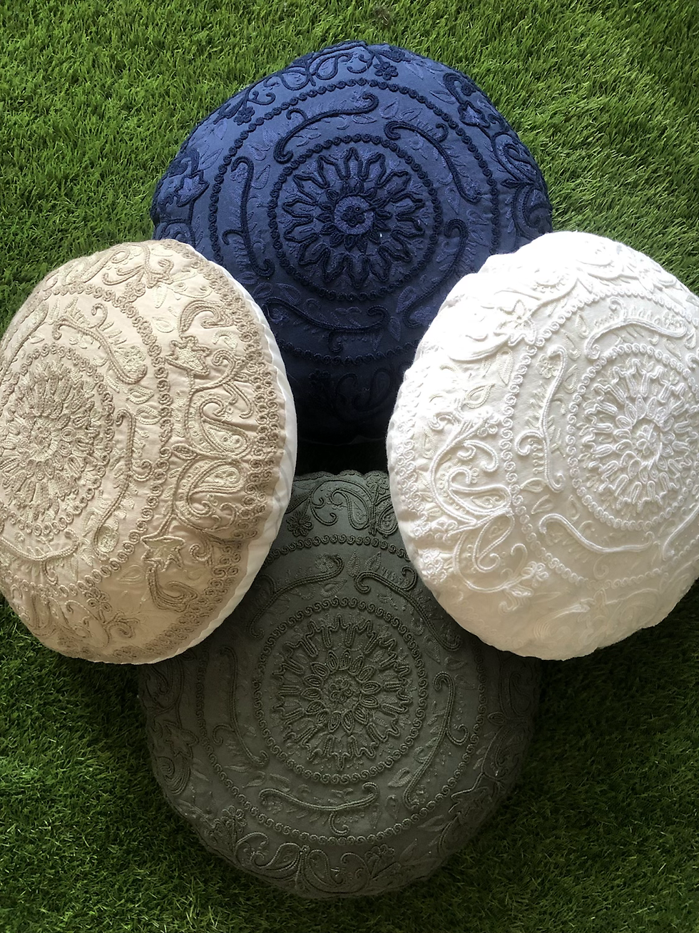 Thumbnail: Round embroidered throwpillow | with filling