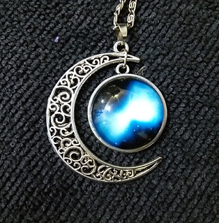 Dije metalico en forma de media luna