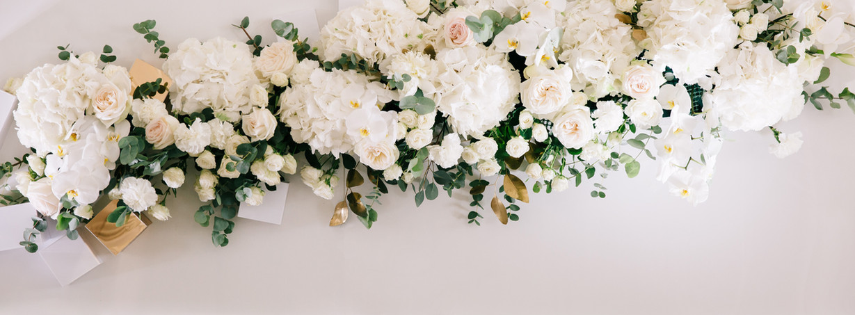 Ceremony table arrangement 