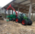 Hier ist ein Fendt mit einem Holzhacker bei der Produktion von Holzhackschnitzeln zu sehen