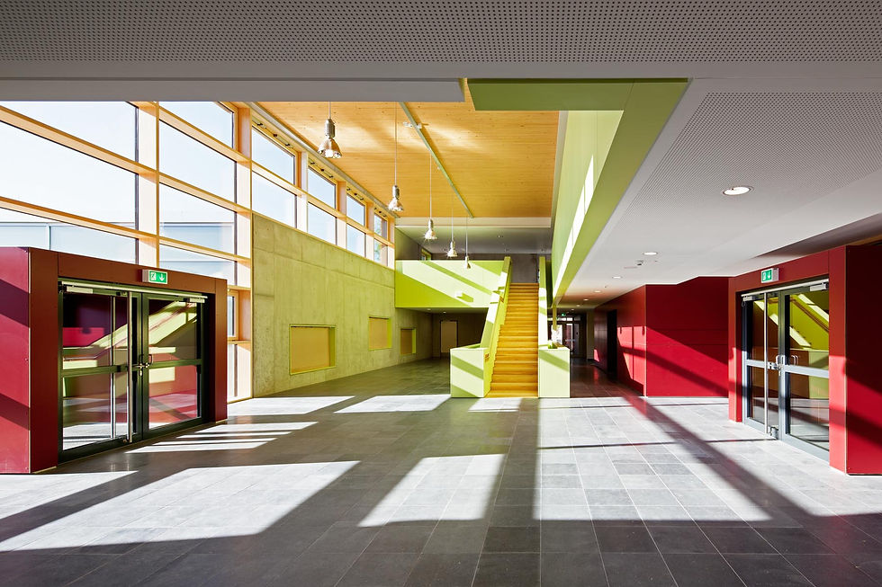 Escuela. Vista interior. El ingreso del sol