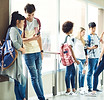Étudiants dans le couloir