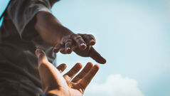 Saling Tolong Menolong Melawan Musuh atau Mengatasi Masalah