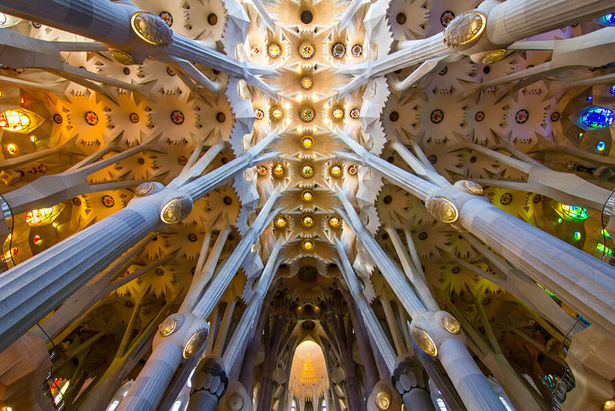 Gaudi Sagrada Familia colonnes.jpg