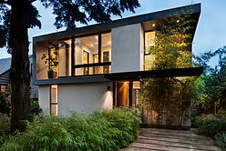 Белый дом с огнями