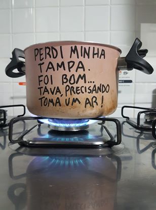 Panela usada da artista