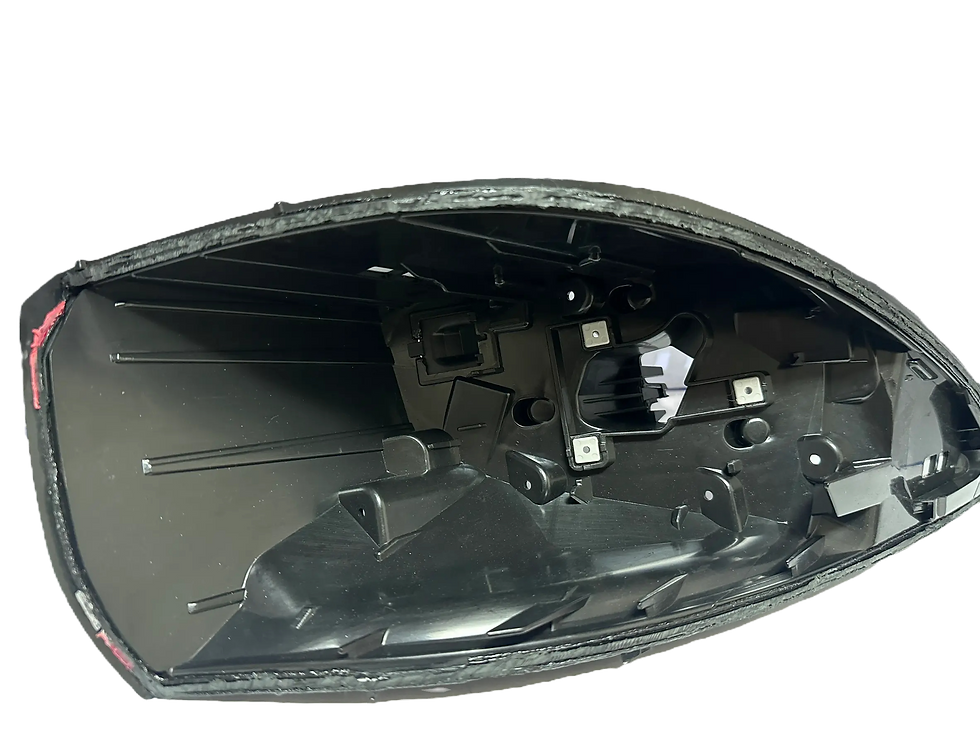浩閔射出成型的汽車燈殼底座塑膠成品,具備複雜機構結構,展現精密模具設計能力