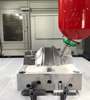 QUICK JET 五軸天車式高速加工機進行模具精密銑削，加工車燈模具輪廓。