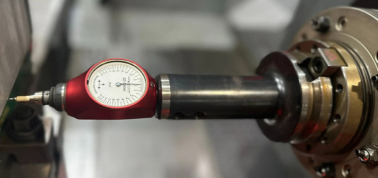 汽車車燈模具 CNC 加工中的高精度量測與校正作業 High-precision measurement and calibration during automotive lighting mold CNC machining