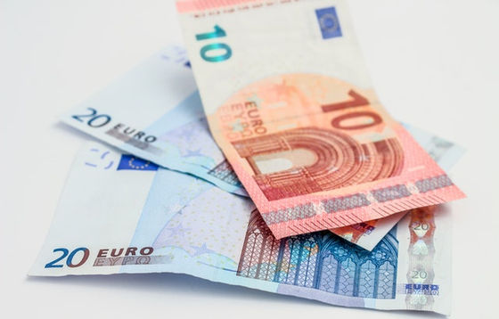 Protecting yourself as an expat against a falling U.S. dollar