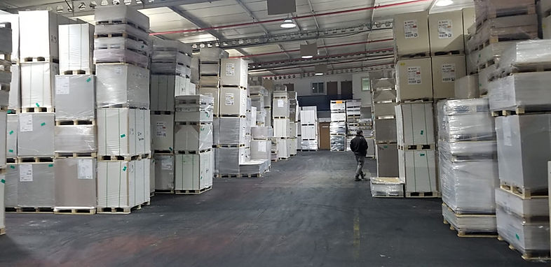 מבנה להשכרה ביבנה לתעשייה או אחסנה בגודל של  1000 מ"ר - עם חצר צמודה לפריקה וטע ינה של קונטנרים.