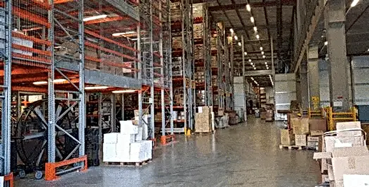 מבני תעשייה של כ 950 מ"ר להשכרה - במערב ראשון לציון, גובה כ 6 מטר.כניסה מיידית. חניות צמודות .מתאים להפצה ,אחסנה,נגרייה או סדנה, ותצוגות למיניהם . מיקום מאוד נוח ועם גישה מעולה לצירי תנועה מרכזיים בגוש דן והשפלה  ,בראשון לציון