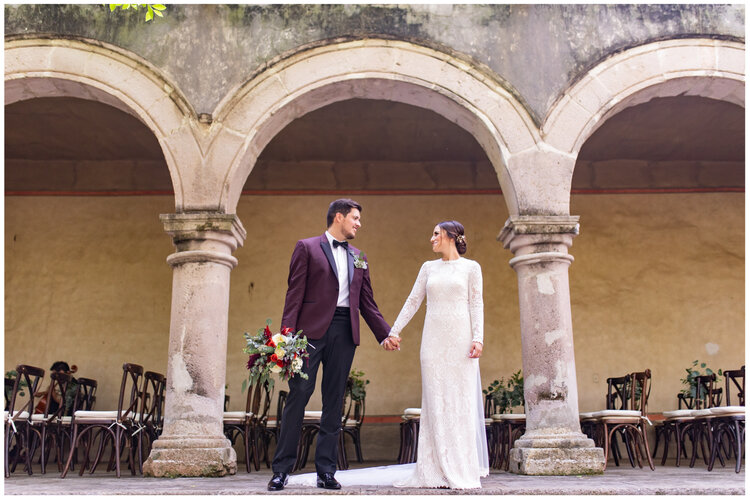 novioa toman la mano boda