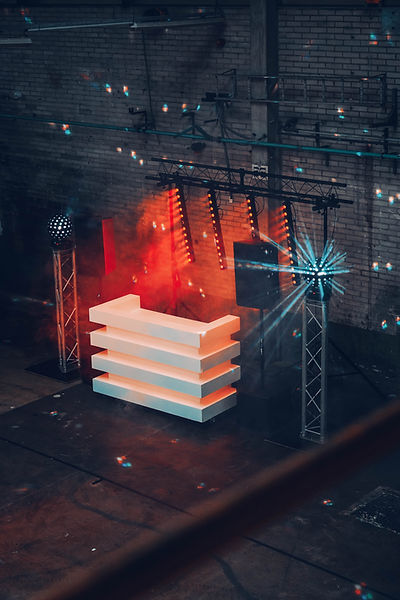 Licht en geluid dat te huur is op onze site. Ook krijg je er een djbooth en draaitafel bij.