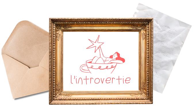 Logo de L'introvertie avec une enveloppe du Rituel Postal