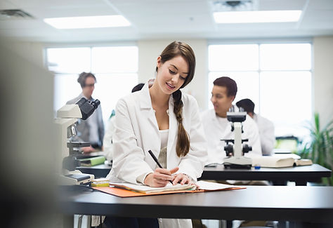 Estudiantes en el laboratorio de ciencias