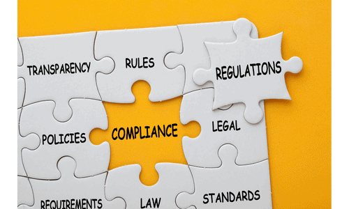 Valged pusletükid oranžil taustal, tükkidel tekst: TRANSPARENCY, RULES, REGULATIONS, LEGAL, STANDARDS, REQUIREMENTS, LAW. Puuduv tükk: COMPLIANCE.
