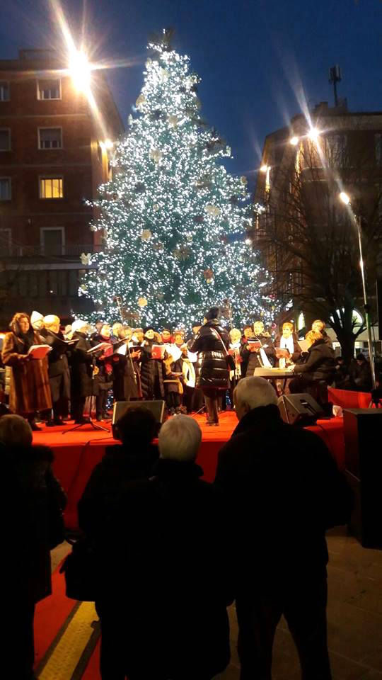 Il nostro coro a Piazza Roma (AN)