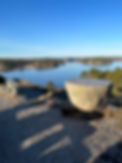 Utsikt över Sannäsfjorden, från Bankeberget med kompassros i granit i förgrunden.