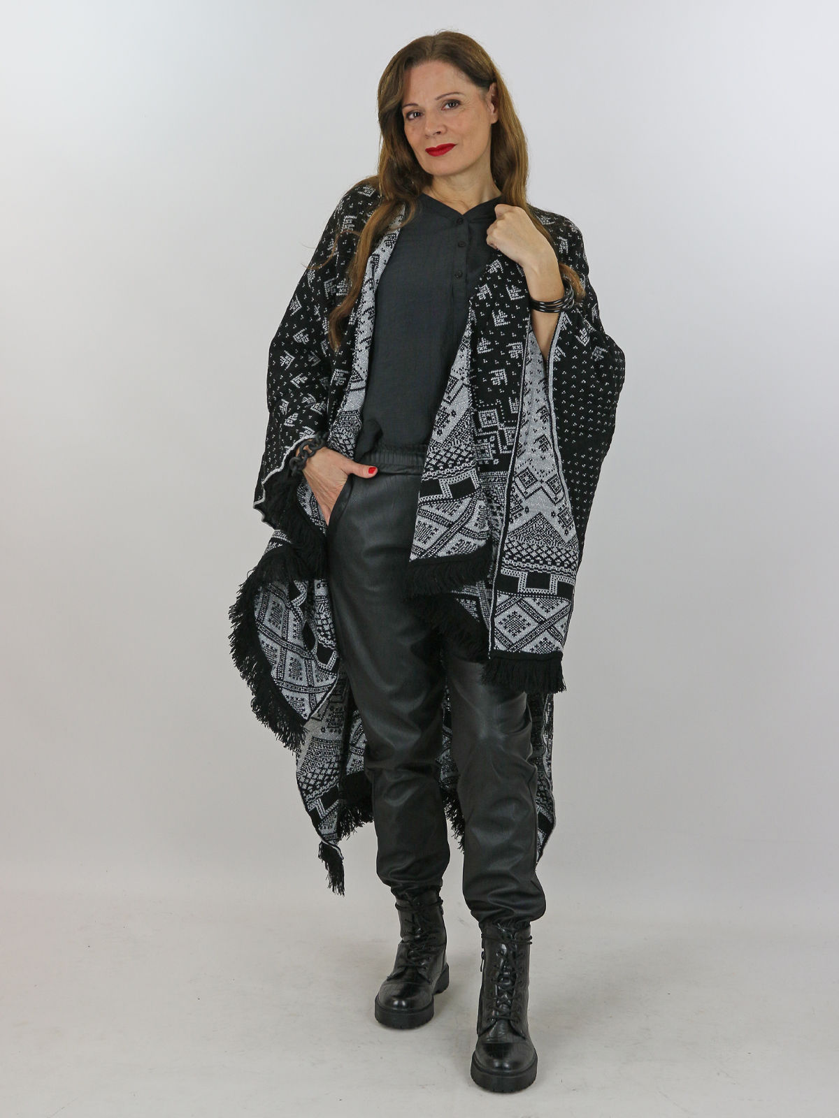 grijs zwarte poncho XL black just black model vera