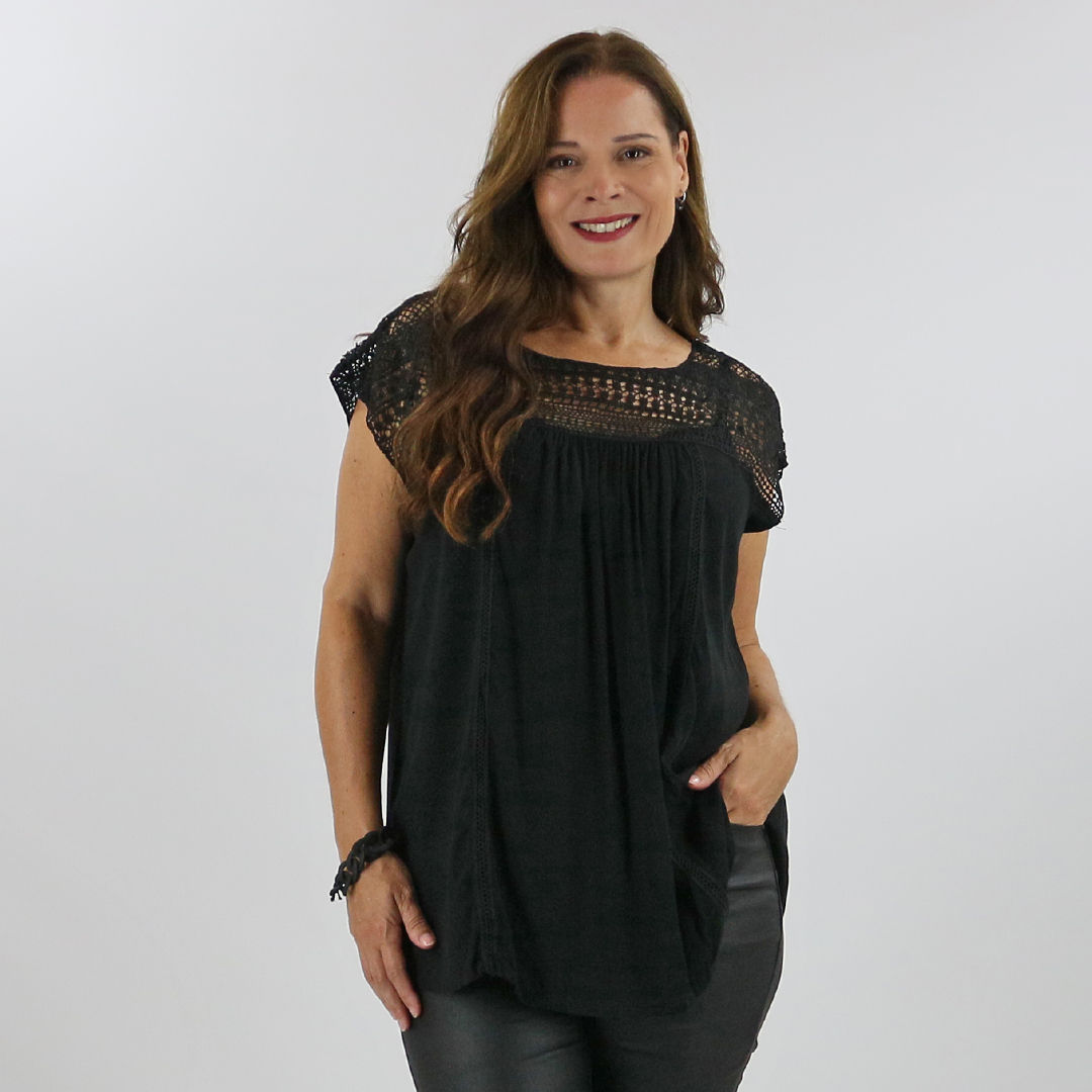 zwarte top mouwloos maatje meer black just black model teuntje