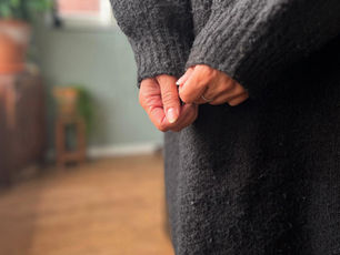 Bolletjes en pluisjes op je trui? Oorzaak, voorkomen & verwijderen | Black-Just-Black