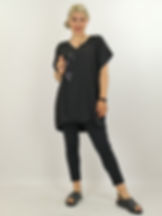Zwarte top met korte mouwen v hals en satijnen bies maatje meer dames webshop black just black