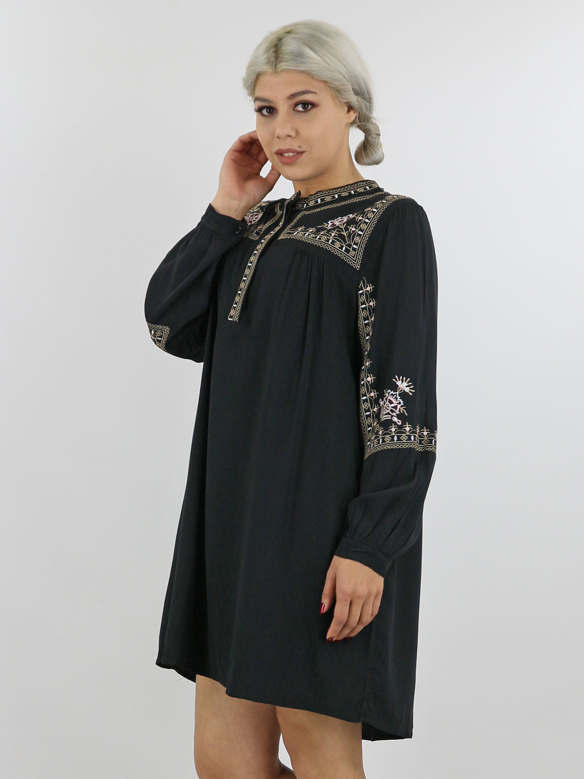 Zwarte tuniek met goud borduursel Black just black Dalena